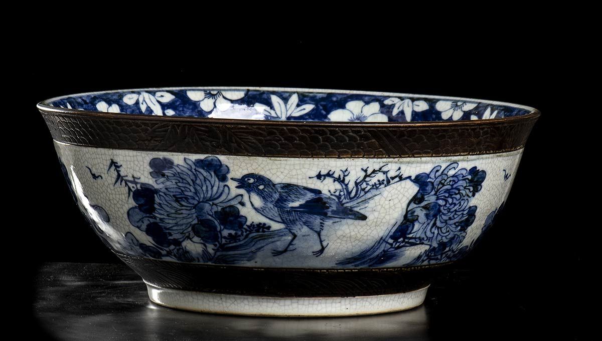 A LARGE 'BLUE AND WHITE' PORCELAIN BASIN 大青花瓷盆

中国，清朝，19世纪

覆盖着透明的裂纹釉，外面靠近边缘的地方有&hellip;
