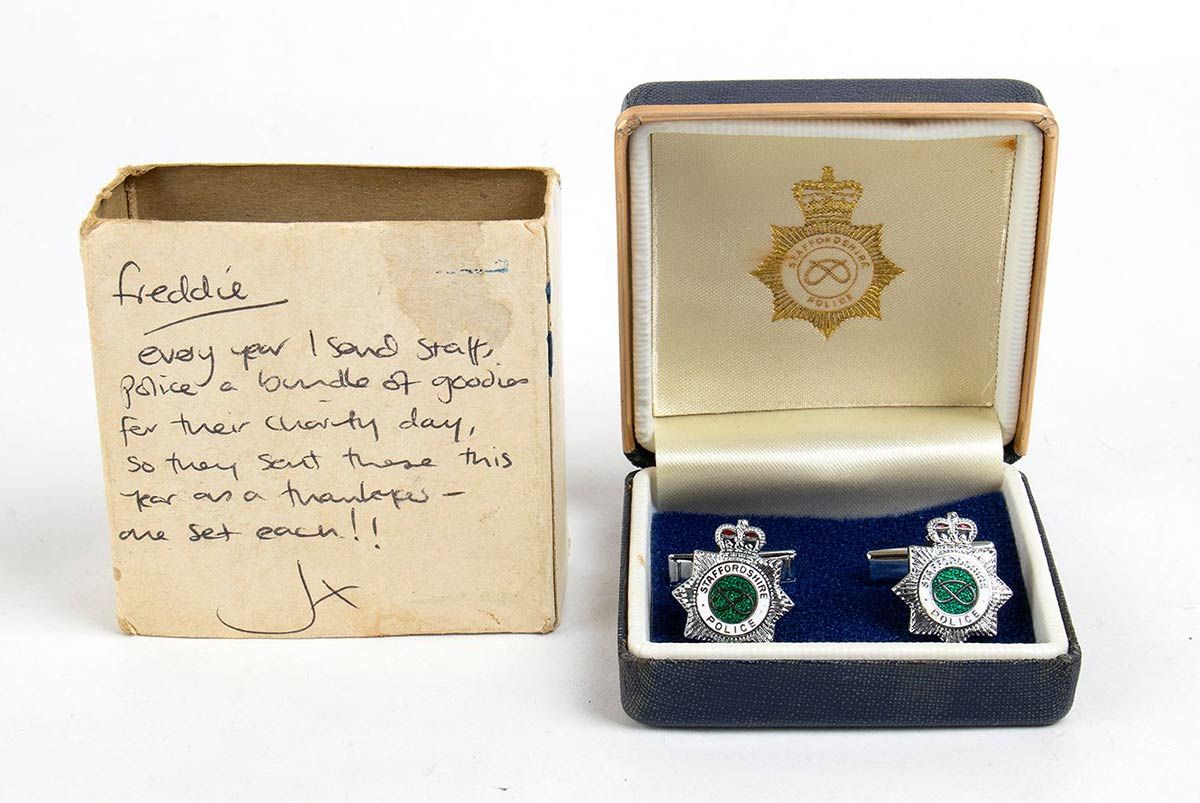 Freddie Mercury (1945-1991): Cufflinks Coppia di gemelli in metallo con emblema &hellip;