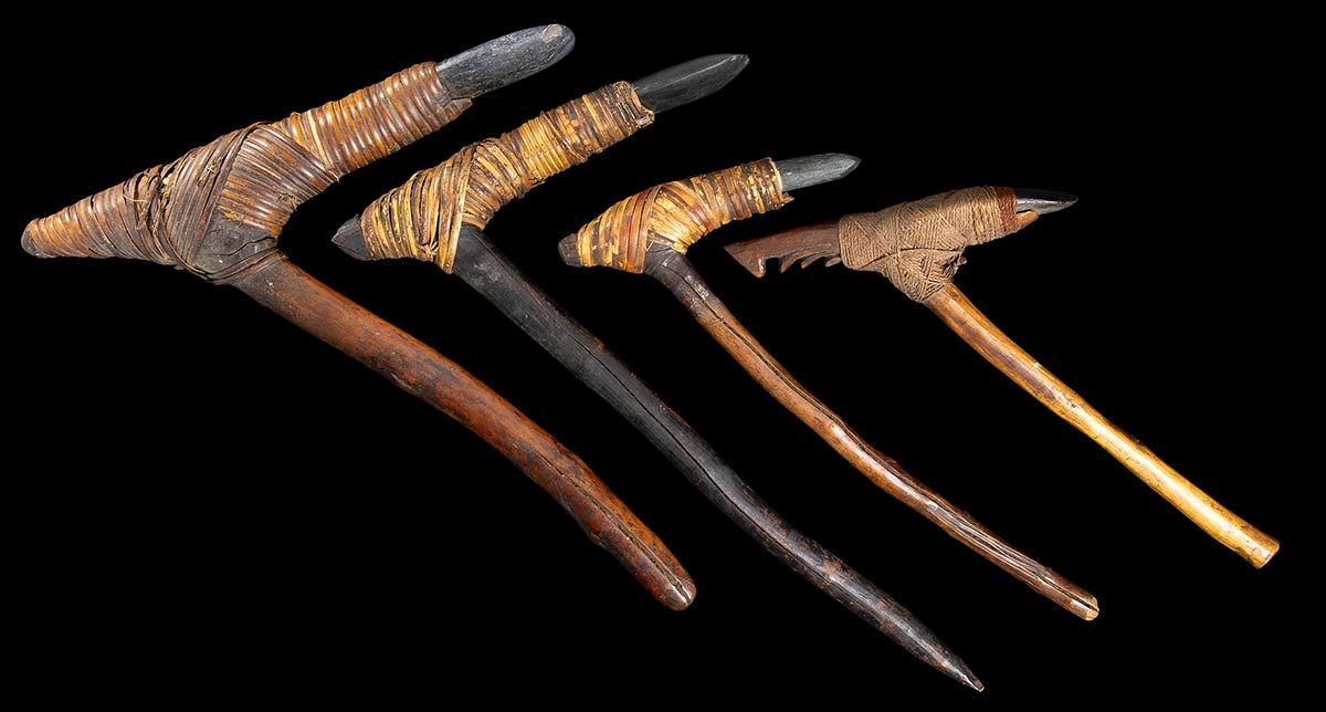 FOUR AXES 来自巴布亚新几内亚的四把工作斧。染色的木材和硬石头。20世纪初。每把斧子的上半部分的测量值。46，36，28，25厘米。