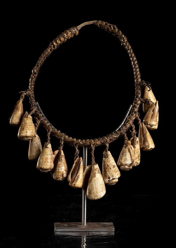 ETHNOGRAPHIC NECKLACE 用一块珍珠母制作的项链，在南巴布亚-东巴布亚地区称为Kina。巴布亚新几内亚，20世纪。包括底座。高度：30厘米