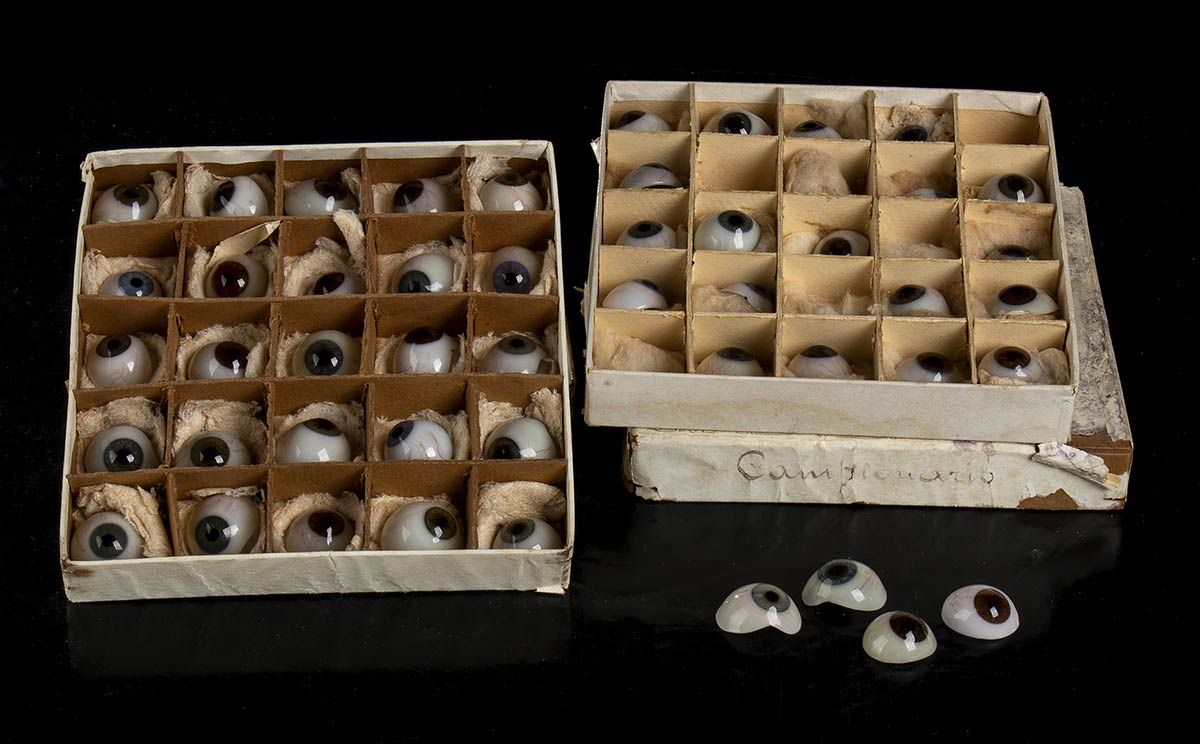 GLASS EYES Due scatole, ciascuna contenente 25 protesi oculari in vetro soffiato&hellip;