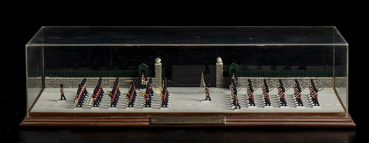 DIORAMA OF "GUARDS AND BAND" WITH 83 TOY SOLDIERS. Große fossile Platte mit zahl&hellip;