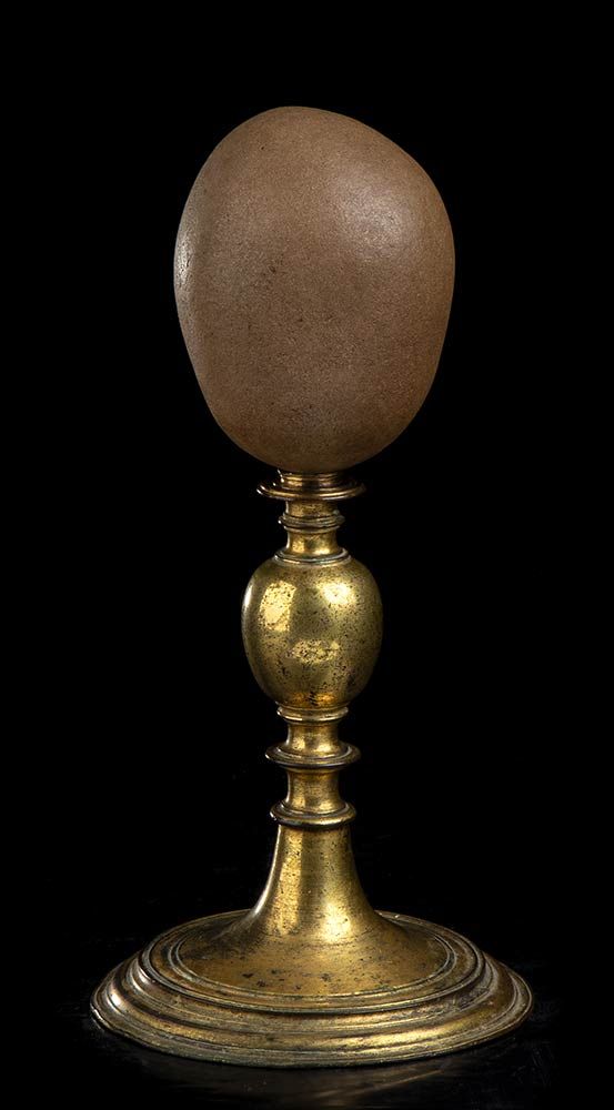 BEZOAR ON ANCIENT PEDESTAL 大的古董骆驼牛角，放在一个美丽的17世纪鎏金铜座上。牛角的尺寸。10 x 8厘米。带基座的高度为25厘米。