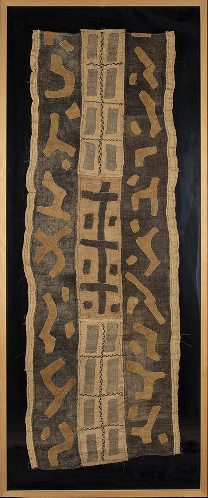 RAFIA 大框架的库巴酒椰布。刚果，20世纪中期。尺寸。185 x 77厘米