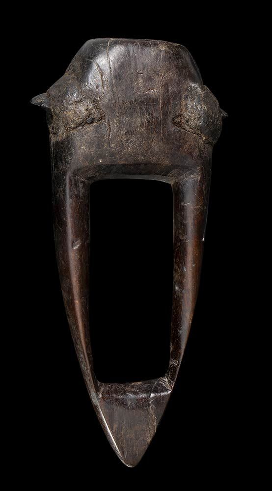 ZUKANUA 紧凑的木制Zukanua，带有用于皮革加工的黑曜石刀片。埃塞俄比亚，19世纪 尺寸。30 x 14厘米