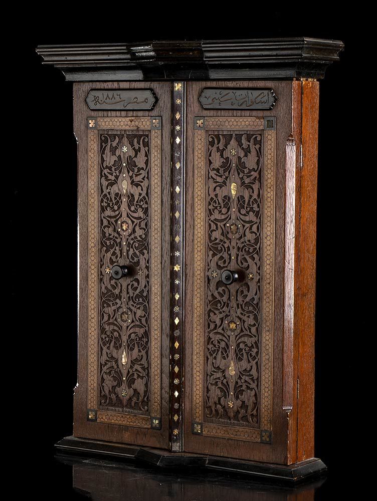 EGYPTIAN CABINET WITH PHOTO HOLDER 重要的家具/陈列品来自1880年的原始照片。里面有王子、公主、战士、音乐家、工人、舞者的肖&hellip;