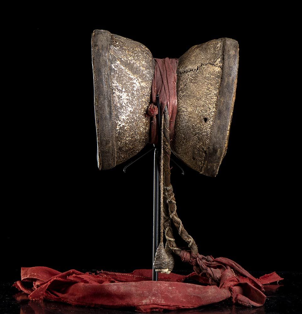 DAMARU 达玛鲁是用两个人的头骨制成的小鼓，在西藏的乔德仪式中使用。与其他许多不同的是，这是一个真实的标本，可以与安德烈-布勒东的著名收藏中的同一个标本相媲&hellip;