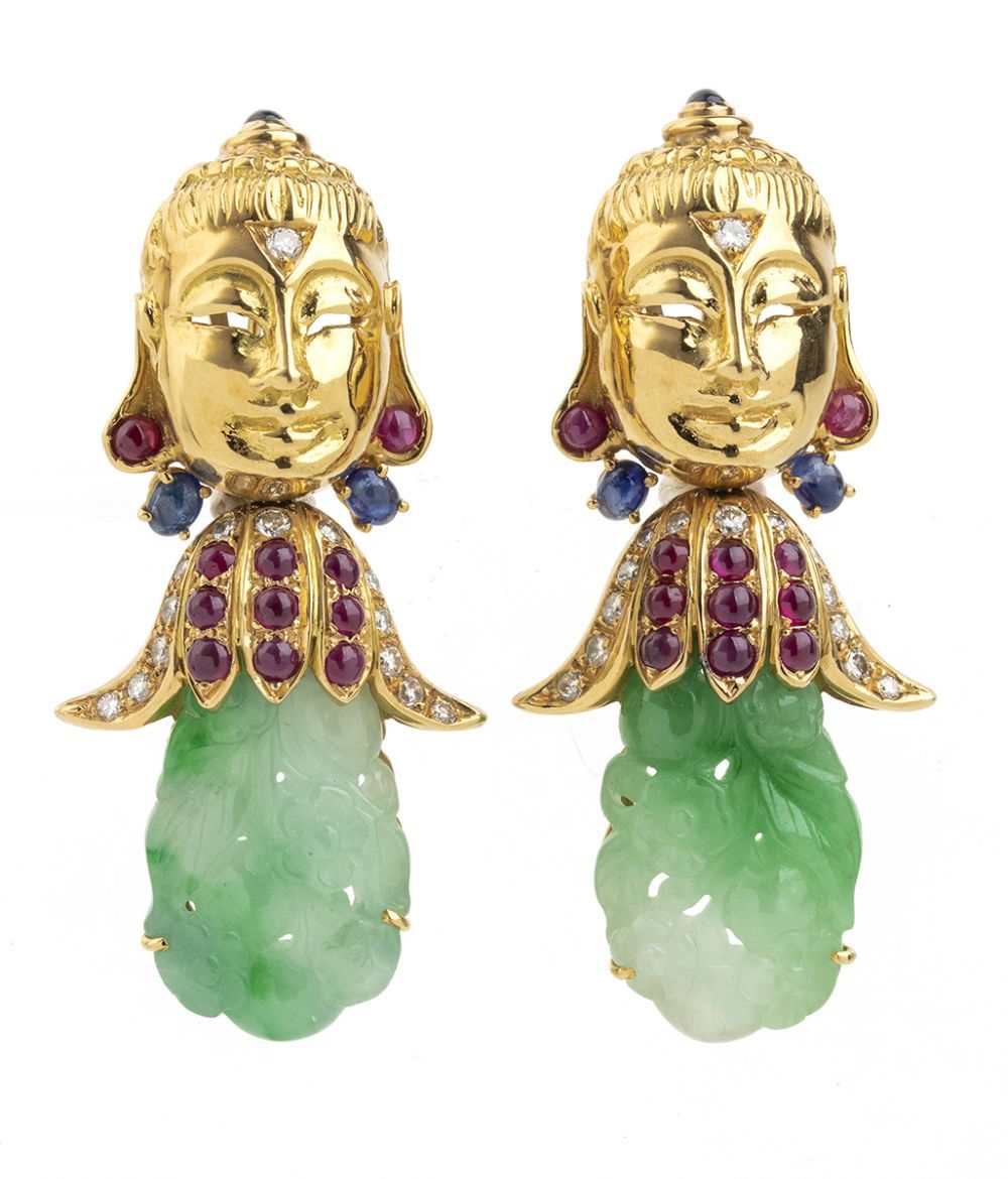 Paio di orecchini in oro con giadeite, zaffiri, rubini - manifattura MORONI Roma&hellip;