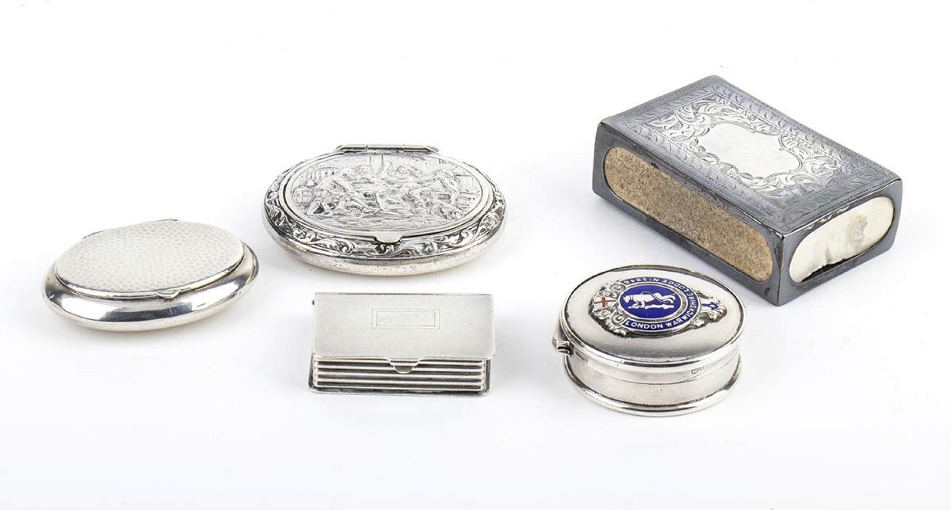 Lot consisting of four small boxes and a silver matchbox - late 19th early 20th &hellip;