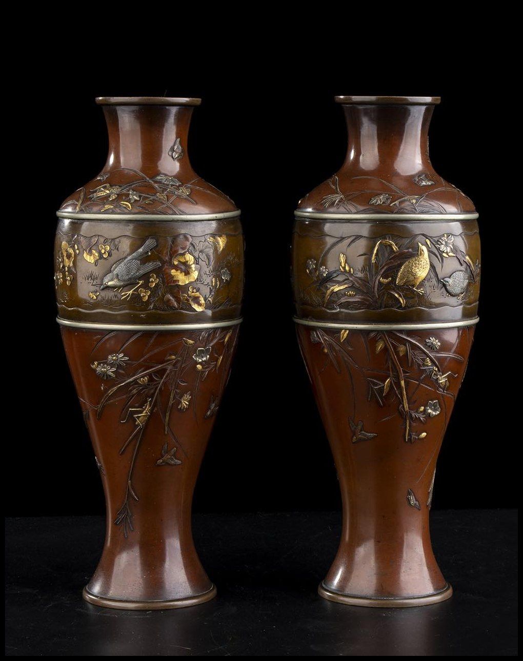 A PAIR OF MIXED METAL INLAID BRONZE BALUSTER VASES 一对混合金属镶嵌的青铜柱形花瓶
日本，明治时期

外表精细&hellip;