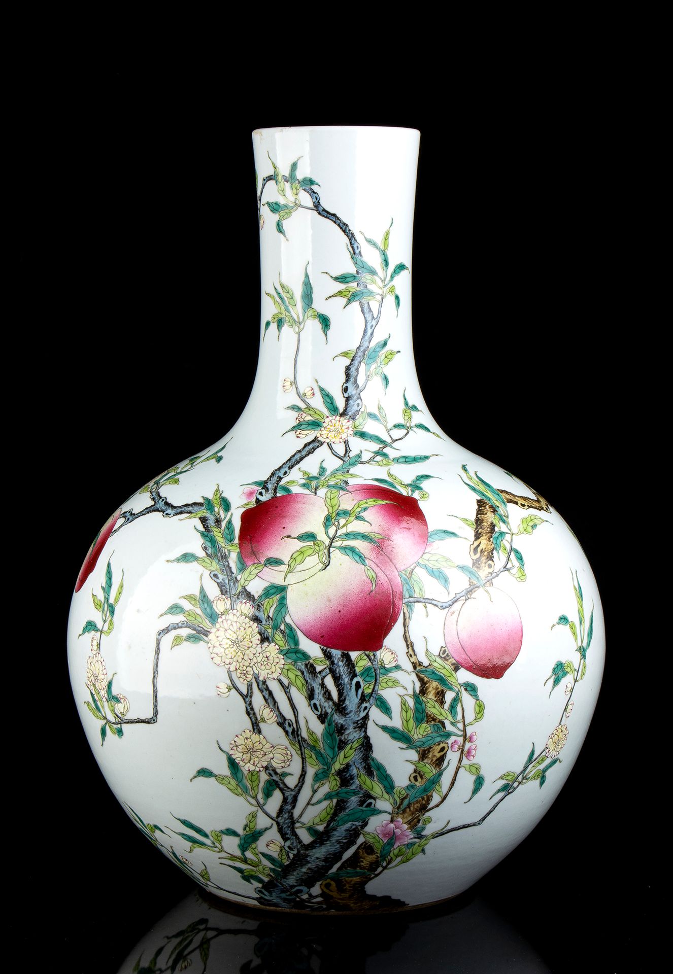 A POLYCHROME ENAMELLED PORCELAIN 'PEACHES' LARGE VASE 瓷器多色珐琅彩 "桃子 "大花瓶
中国，19-20世&hellip;