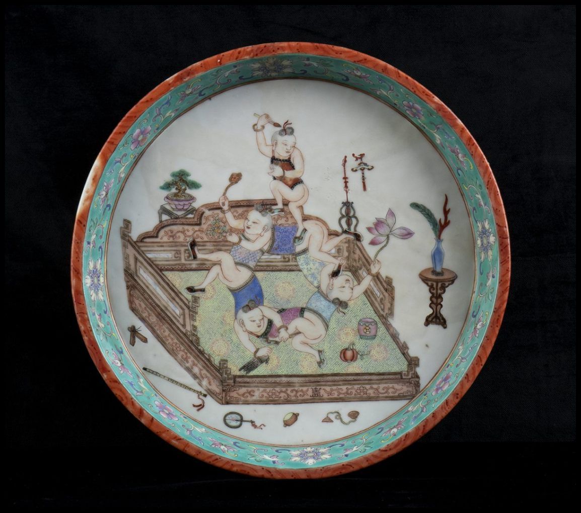 A POLYCHROME ENAMELED PORCELAIN CIRCULAR TRAY 多色珐琅彩瓷圆盘

中国，清朝，18世纪

圆形截面，壁面倾斜，底部&hellip;