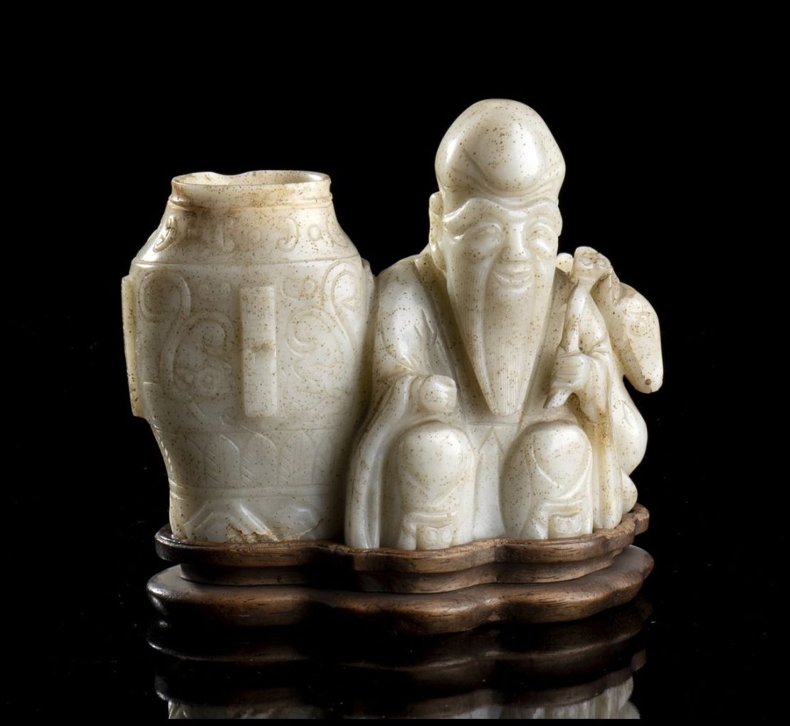 A JADE CARVING OF SHOULAO WITH A JAR 玉雕寿星与罐子
中国，明朝

13 x 11厘米

出处：意大利私人收藏：意大利私人收&hellip;