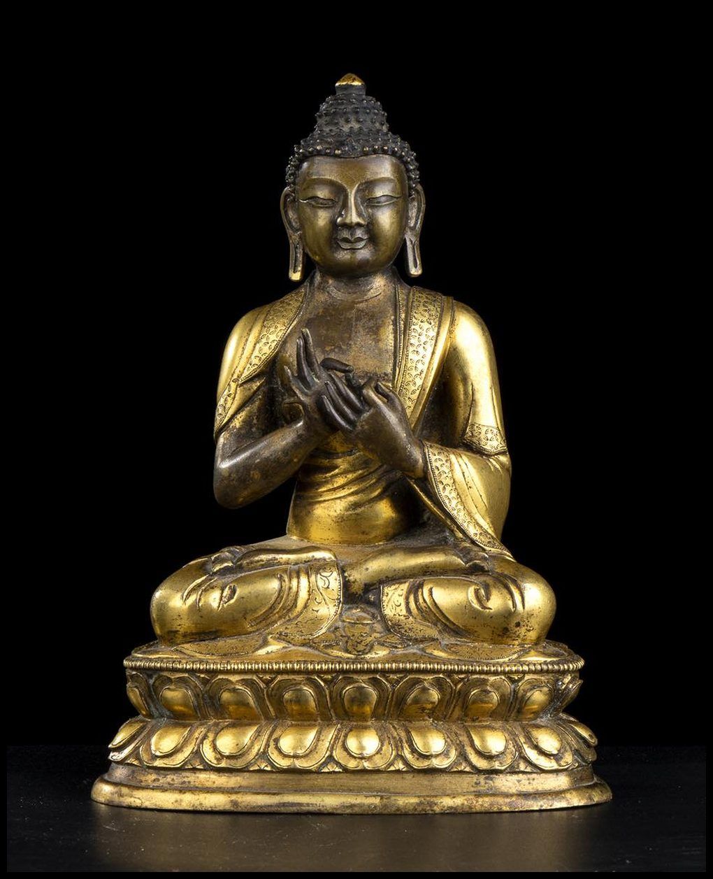 A PARTIALLY GILT BRONZE BUDDHA EIN TEILWEISE VERGOLDETER BRONZE-BUDDHA 
China, Q&hellip;