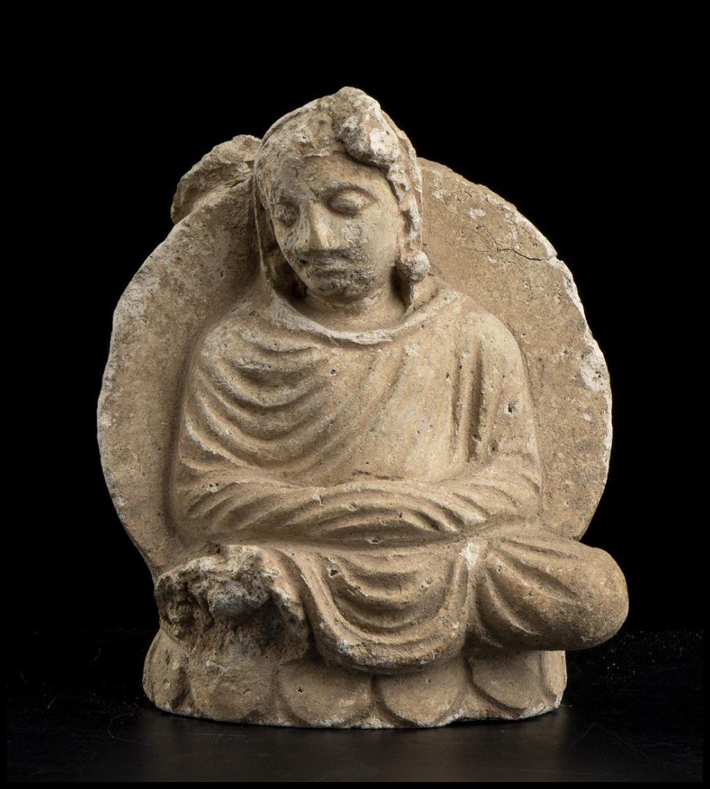 A STUCCO BUDDHA UN BOUDDHA EN STUC
Style Gandhara

13,5 x 11 cm

Provenance : Co&hellip;
