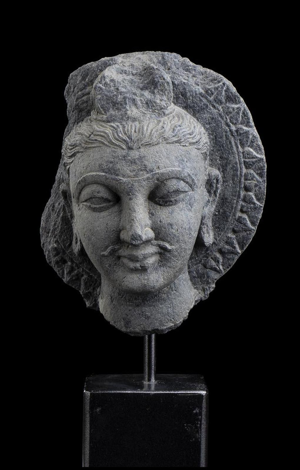 A STONE BUDDHA HEAD TÊTE DE BOUDDHA EN PIERRE 
Style Gandhara

18 x 14 cm

Prove&hellip;