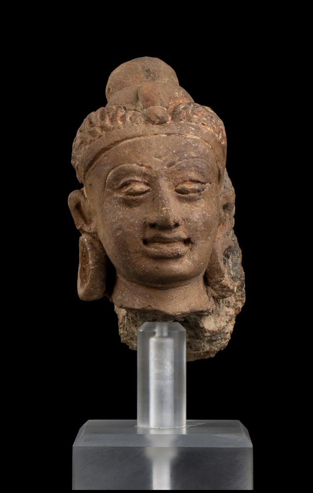 A TERRACOTTA HEAD OF A DEITY 秦始皇兵马俑头像
印度，古普塔风格

15 x 8 x 12厘米

出处：意大利私人收藏。