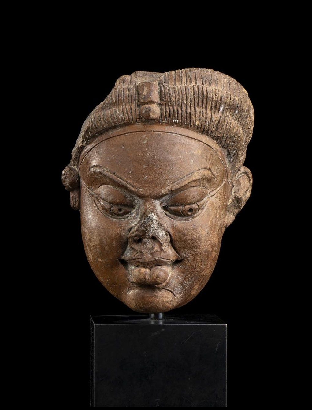 A TERRACOTTA HEAD OF A DEITY 秦始皇兵马俑头像
印度，古普塔风格

12 x 9,5厘米

出处：意大利私人收藏。