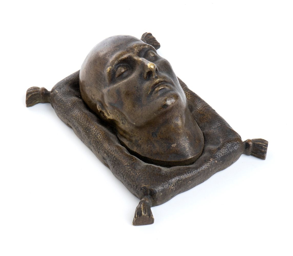 Emperor's funeral mask on bronze cushion Masque funéraire de l'empereur sur cous&hellip;