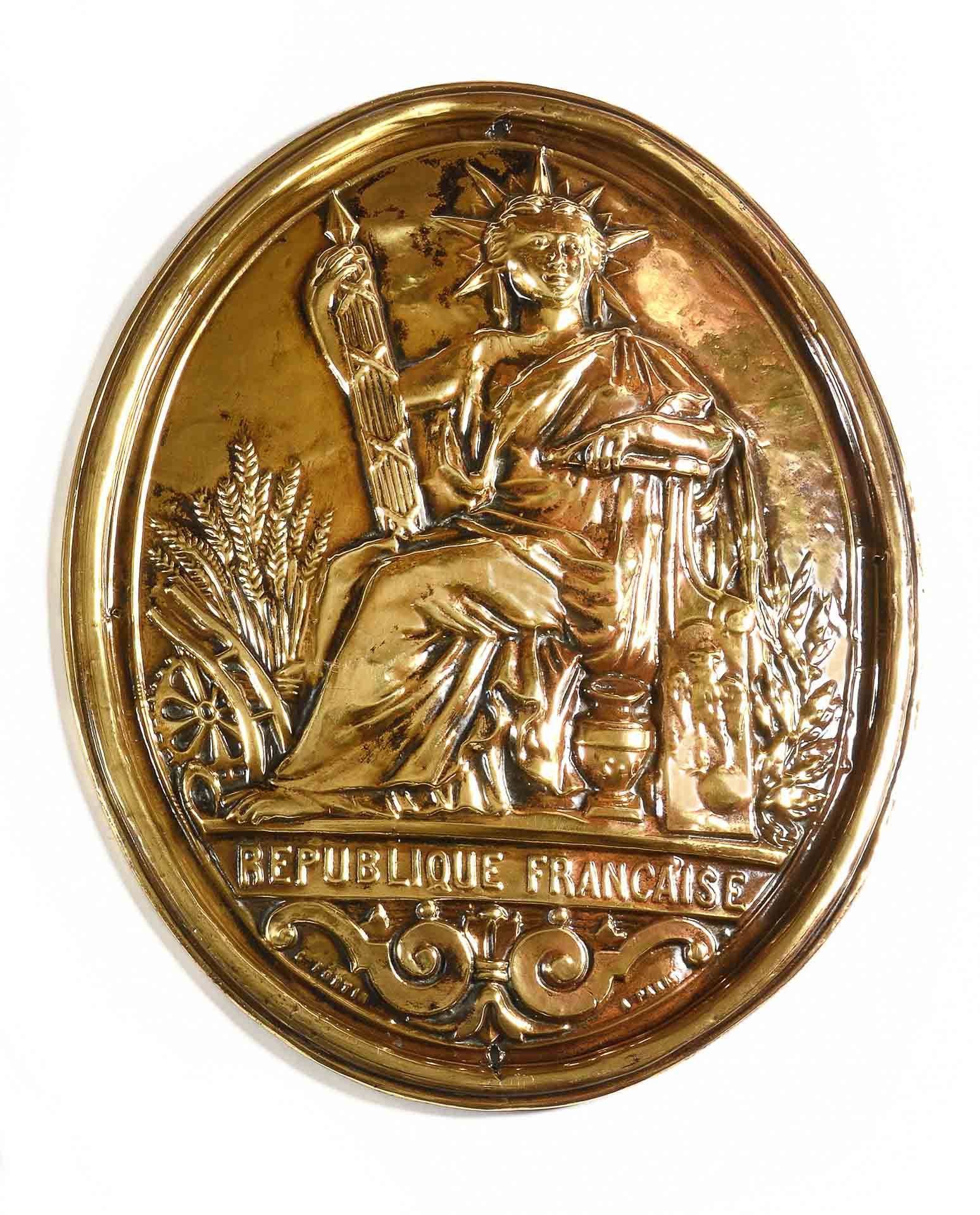 Null 第二共和国

椭圆形盘子上标有 "法国共和国"。以黄铜冲压而成。制造FORTIN

44 x 36 厘米

A.B.E.