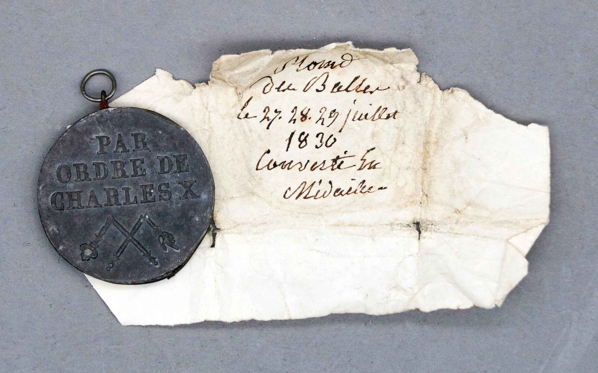 Null 1830年革命的纪念品

领导奖章

正面是 "查理十世的命令 "和断裂的权杖

反面是 "这种铅来自1830年7月27日、28日和29日向法国人民发&hellip;