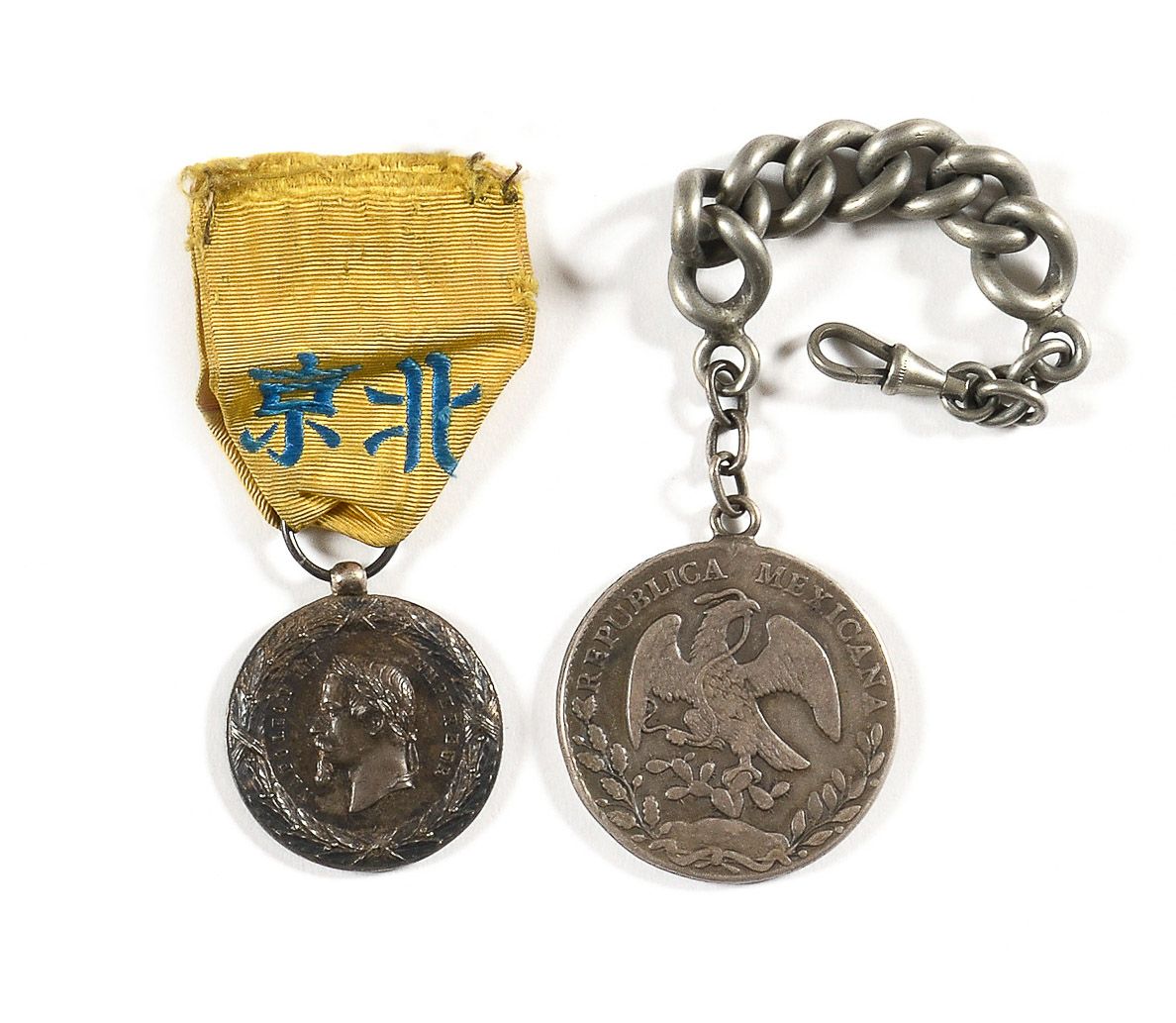 Null 法国

中国战役奖章

银色，没有签名

编织丝带

30毫米

毛重 : 12,3 g

一枚日期为1863年的墨西哥共和国的奖章，安装在一个扣钩上