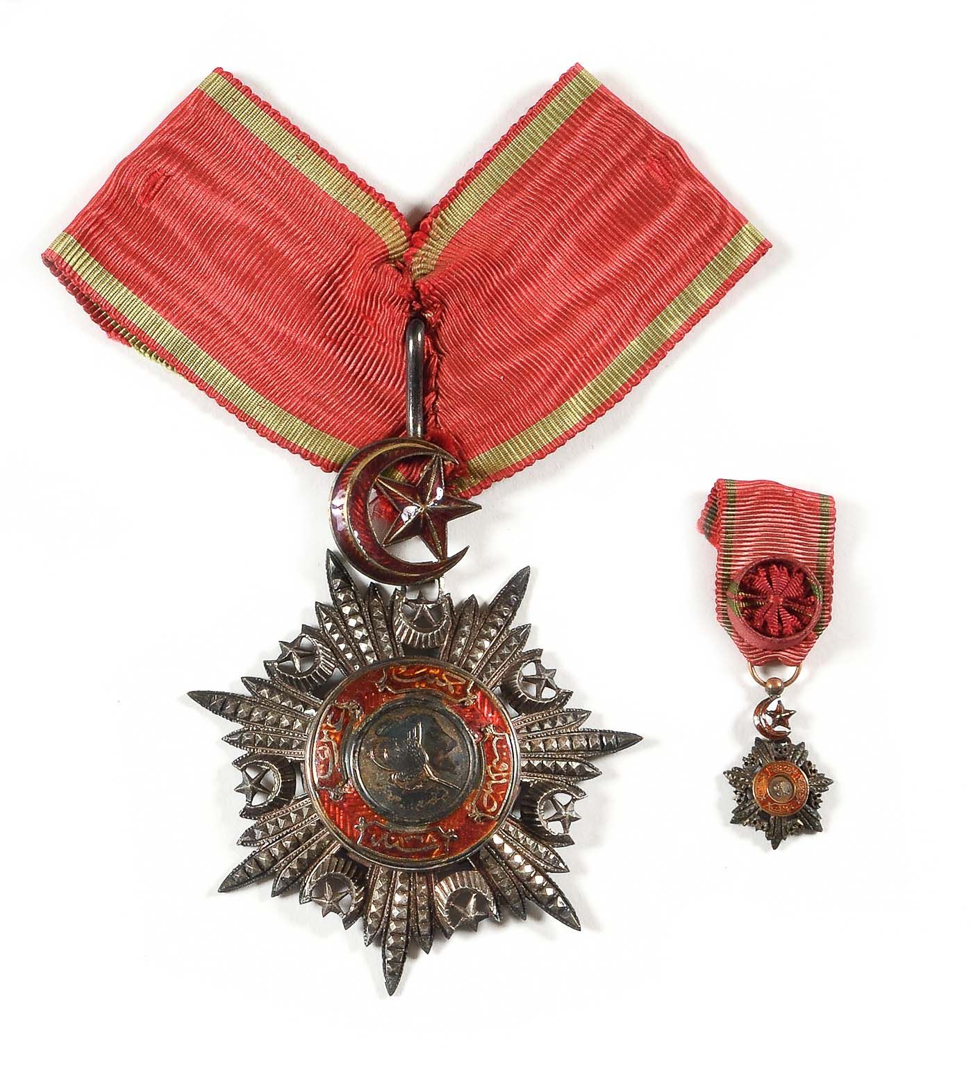 Null 奥托曼帝国

勋章

指挥官的十字架

银质和镀金，土耳其标记，84 x 59毫米。领带的剩余部分

T.T.B.（小碎片）。

有一个军官的缩影。银&hellip;