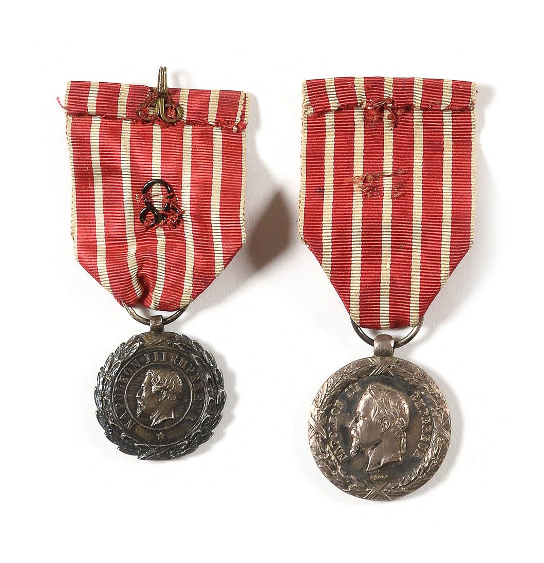 Null 法国

意大利的两枚奖章

- 属于第一种类型。带钩的丝带。26毫米

- 属于第二类。由巴雷。丝带（缺了钩子）。29毫米

银色的

T.T.B.