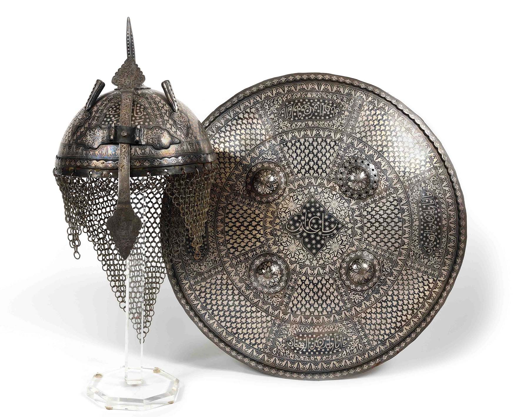 Null 波斯式套装的盘饰

- Kolâh-Khoud头盔。铁质炸弹完全用银制成，并饰有叶子和两个饰有文字的弹壳，顶部有一个四面的点，在一个圆形底座上切割。前&hellip;