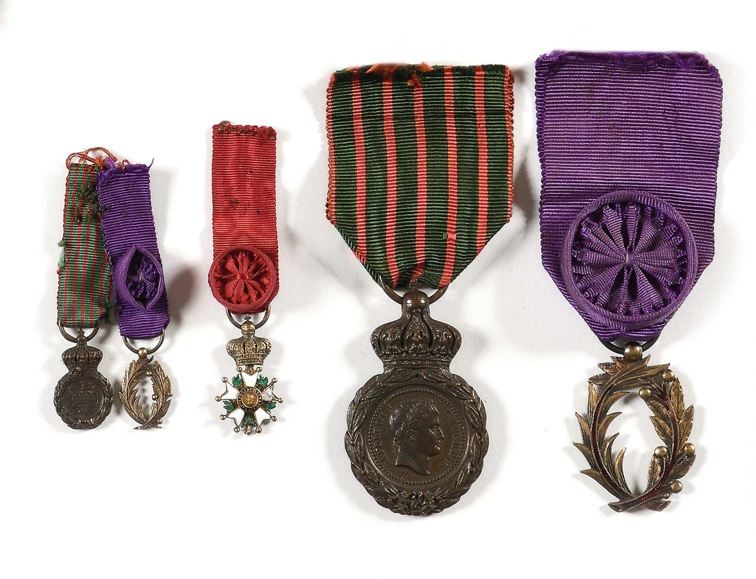 Null 法国

圣赫勒拿奖章

古铜色，镀金和珐琅材质的学术掌门人徽章

附有三个微型模型：荣誉军团军官、学术手掌和圣赫勒拿勋章（筹码）。丝带