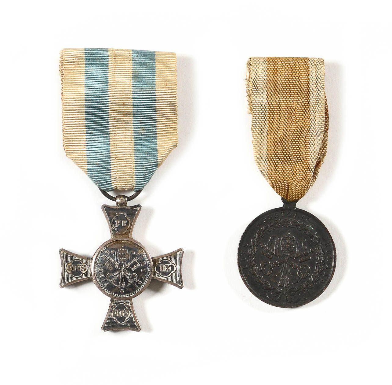 Null 意大利

一套两枚奖章:

- 古铜色围攻罗马的勋章。带着它的丝带。31毫米

- 被称为蒙大拿的银质奖章。野猪头的标志。40毫米。毛重：11克

T&hellip;