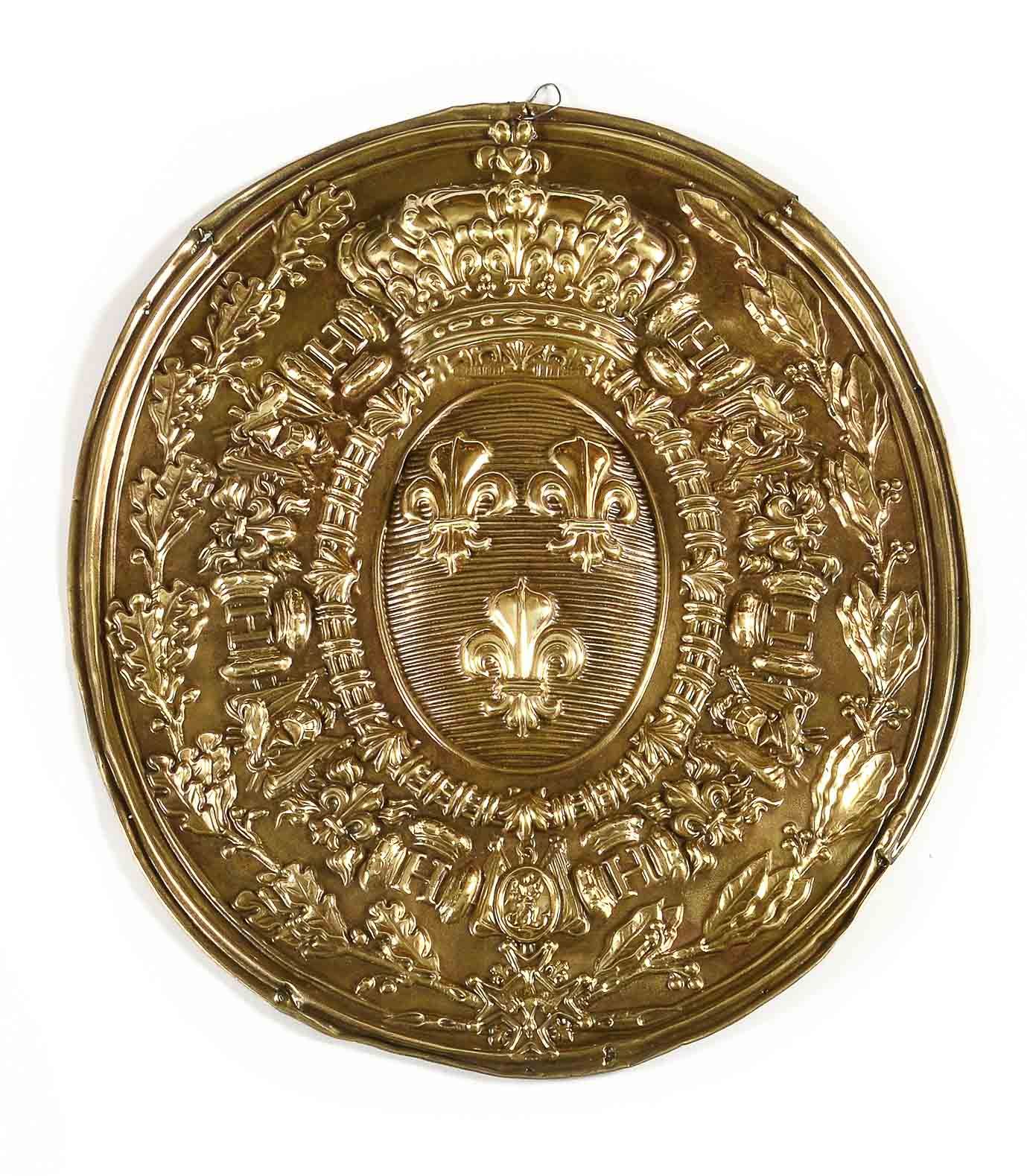 Null 修复

椭圆形盘子，上面有法国的大军徽。黄铜冲压而成

38 x 33 cm

B.E.