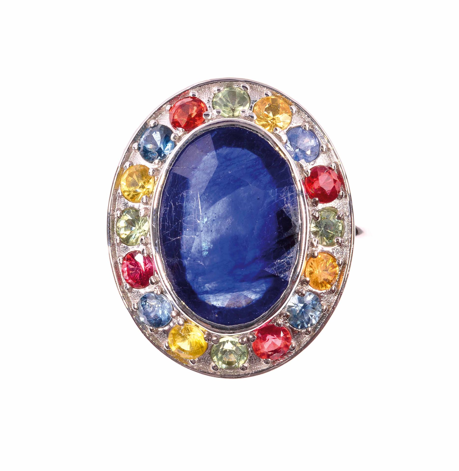 Null 白金戒指，以一颗约4.30克拉的椭圆蓝宝石为中心，镶嵌多色蓝宝石 - 毛重：5.8克