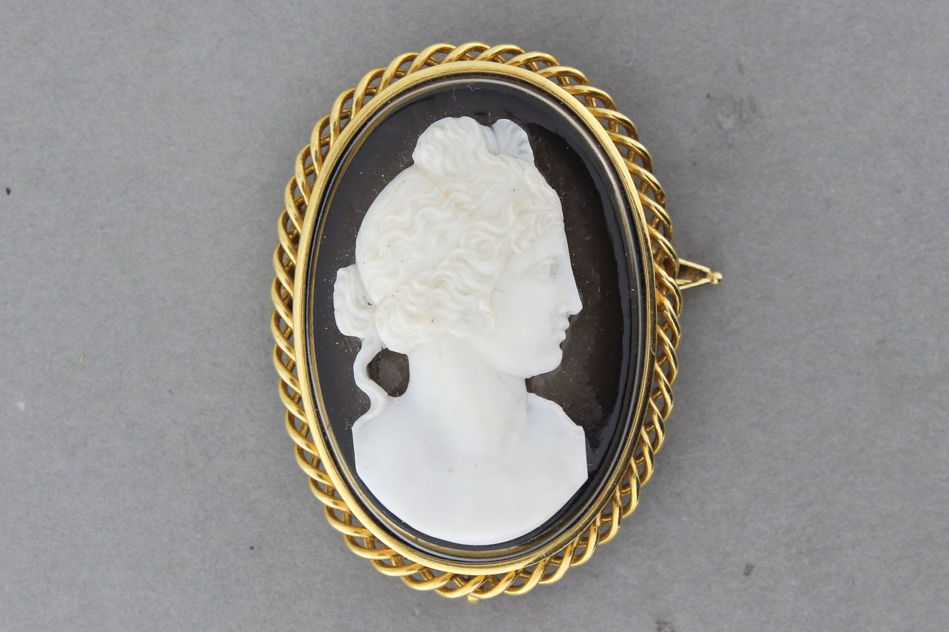 Null Gold brooch with a large cameo on agate - Gross weight : 25,5 g - 5 x 3,5 c&hellip;