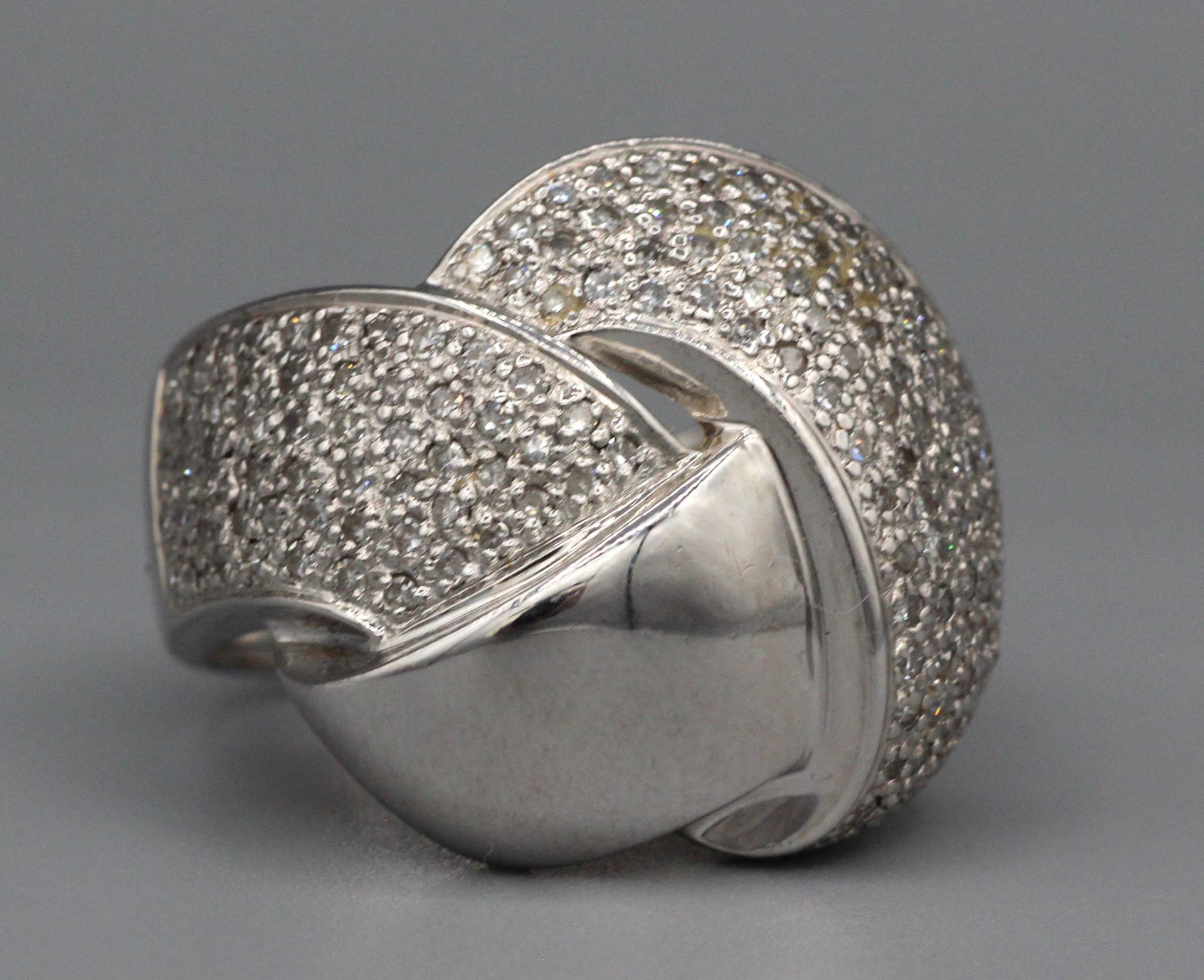 Null 大号白金 "Tresse "戒指，镶嵌两颗大号密镶钻石 - 毛重：8.2克 - 指头尺寸：50