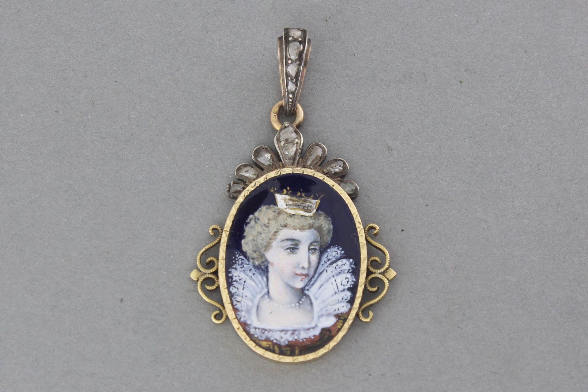 Null Gold pendant with enamel and diamonds - Gross weight: 7.1 g