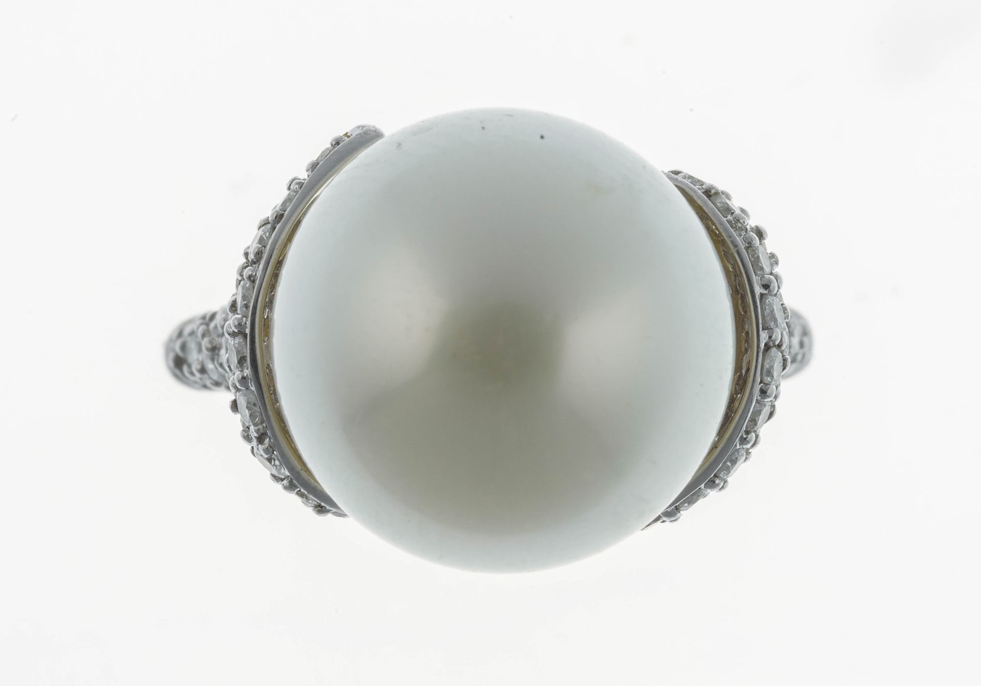 Null 白金戒指，镶有一颗珍珠（11.5毫米），并以钻石作衬托 - 毛重：6.5克 - 指头尺寸：51