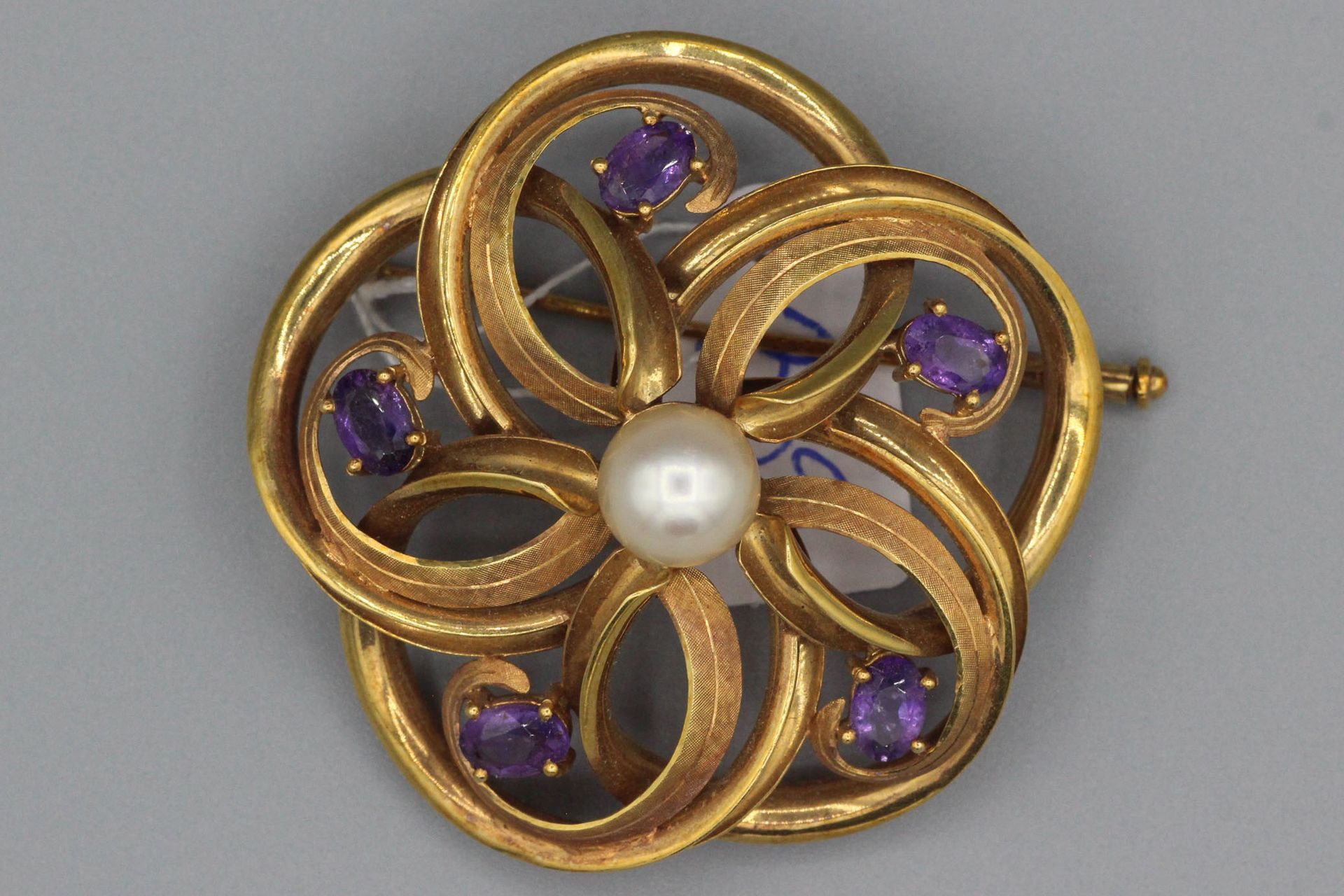 Null 镶嵌有紫水晶的珍珠的黄金胸针 - 毛重：18克