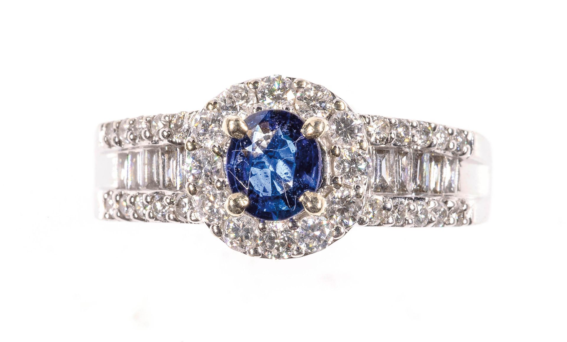 Null 以蓝宝石为中心的金戒指，周围环绕着亮片，在两行亮片之间镶嵌着长方形钻石 - 毛重：6.3g