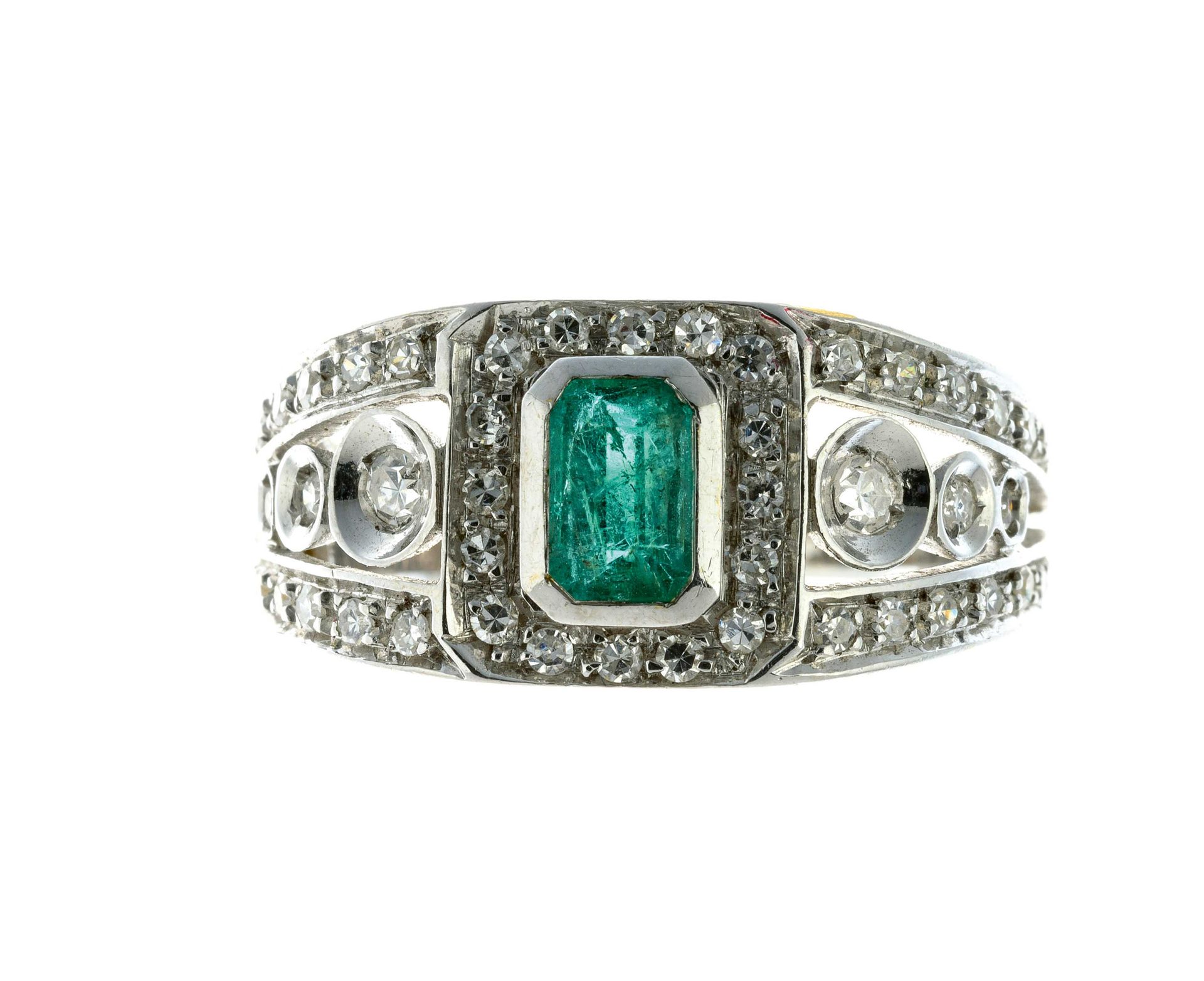 Null 以钻石镶嵌祖母绿为中心的白金戒指 - 毛重：5.8克