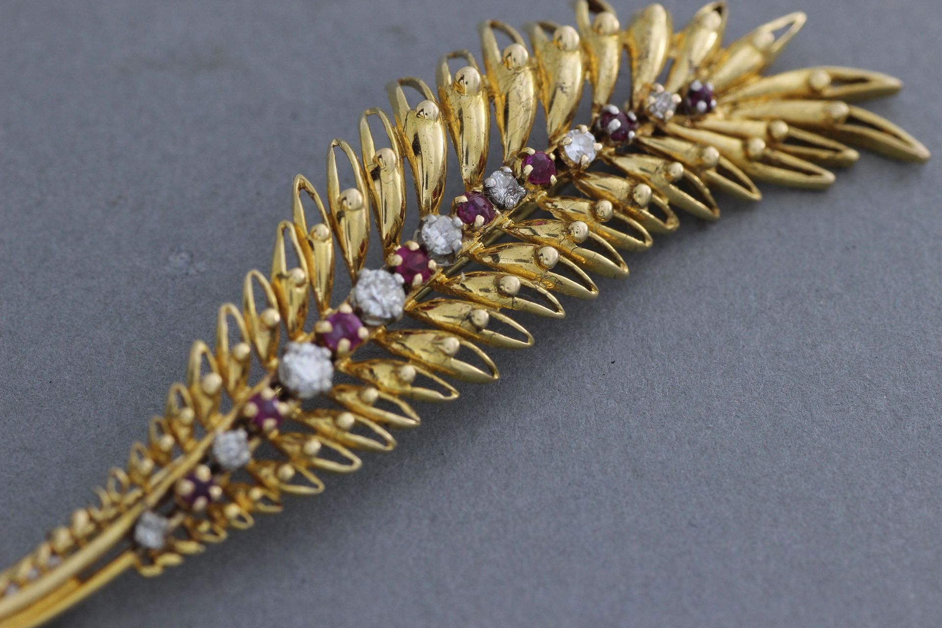 Null 镶嵌红宝石和钻石的黄金 "叶子 "胸针 - 毛重：8.6克