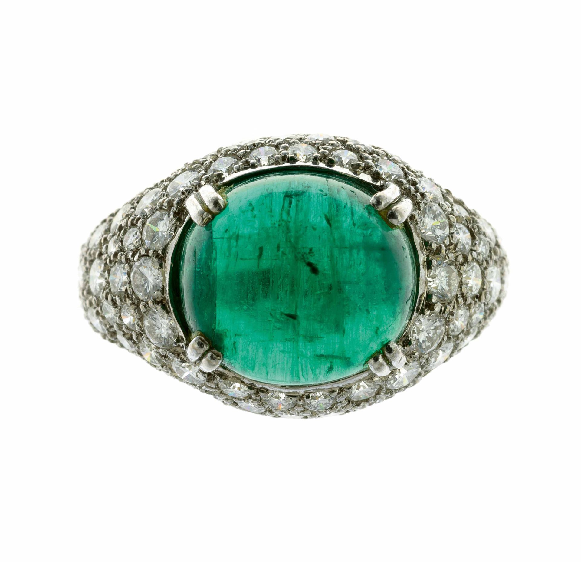 Null 凸圆形祖母绿为中心的白金戒指，重约5克拉，镶嵌在雪白的钻石上 - 毛重：6克