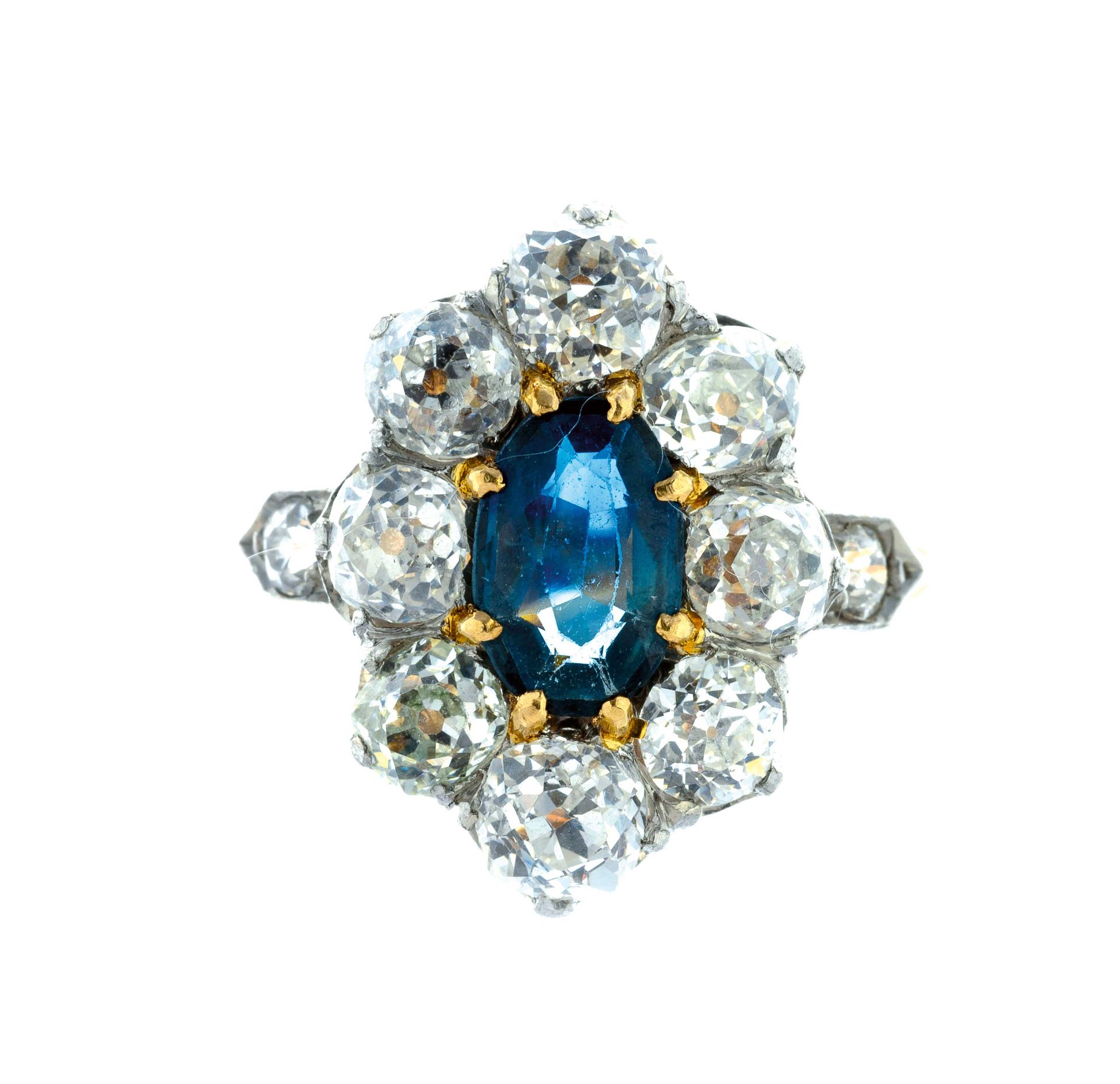 Null 蓬巴杜黄金戒指，以一颗约0.9克拉的椭圆形蓝宝石为中心，镶有总重约1.40克拉的钻石 - 毛重：5.5克