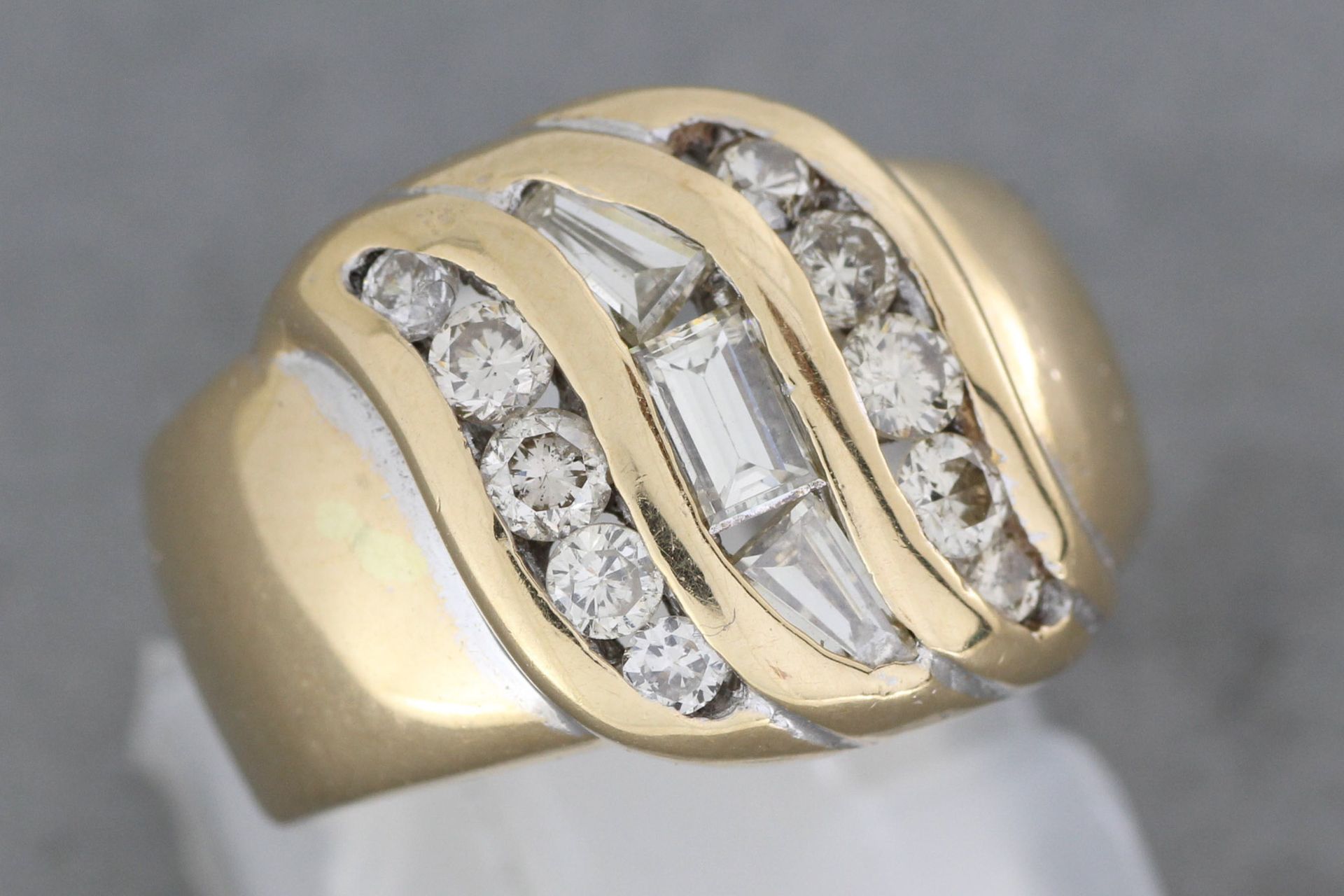 Null 镶嵌长方形钻石和钻石线条的金戒指 - 毛重：6.8 g