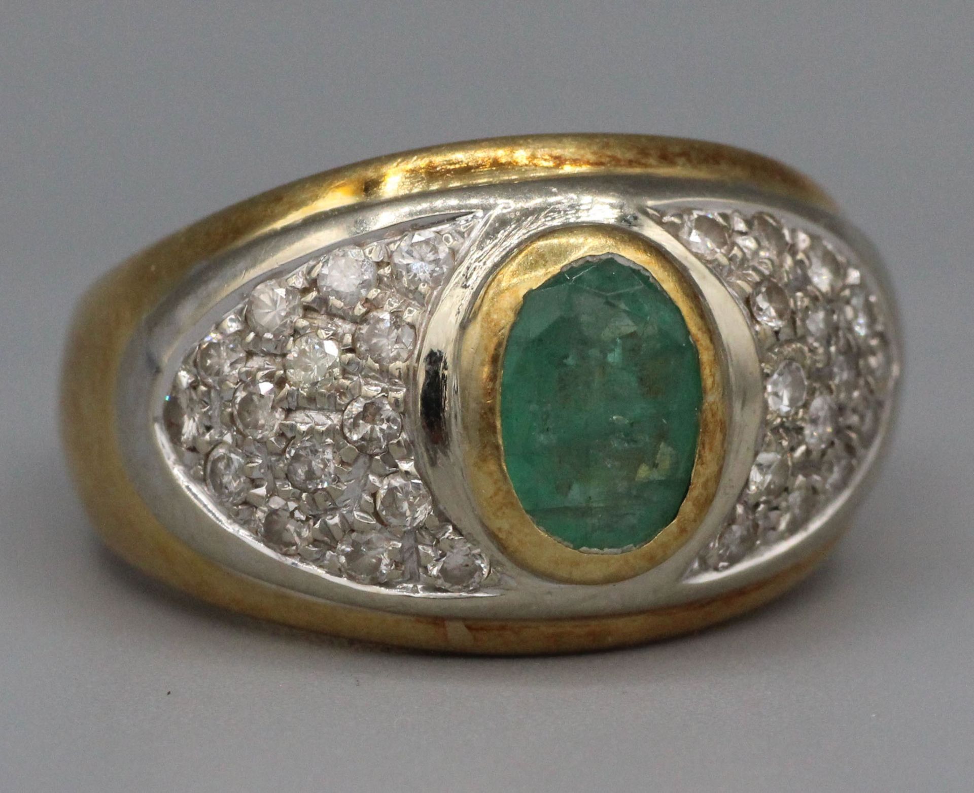 Null Gold ring set with an emerald in a pavé of diamonds - Gross weight: 12 g - &hellip;
