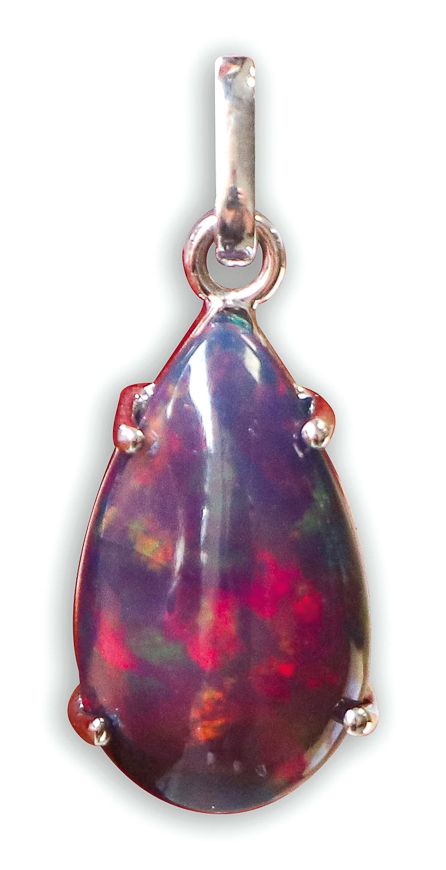 Null Pendentif en or gris centré d’un cabochon d’opale noire d’environ 3,5 carat&hellip;
