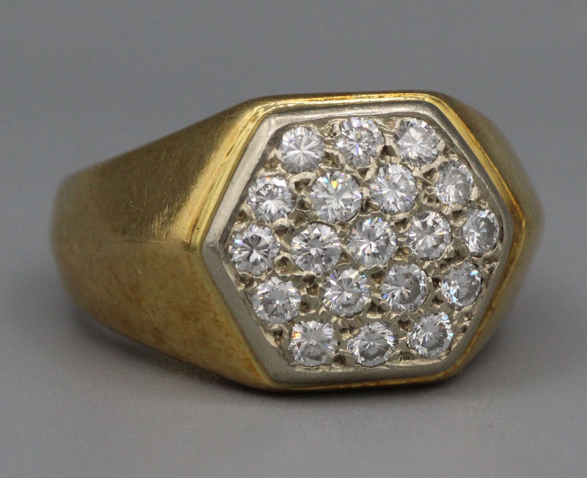 Null Hexagonal geometrical gold ring paved with diamonds - Gross weight: 10.3 g