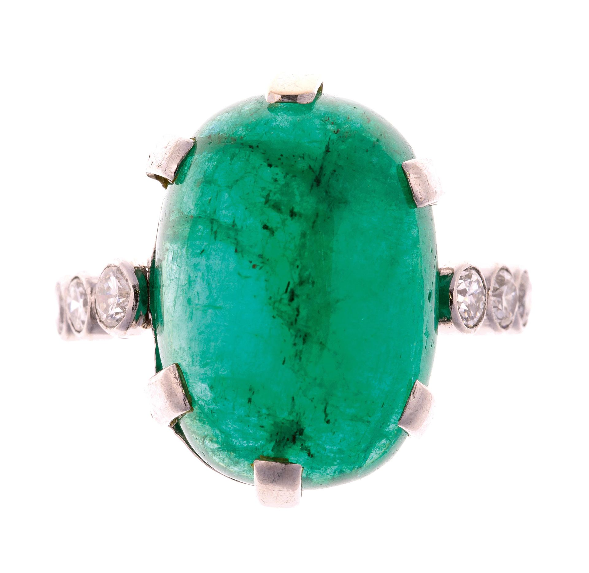 Null Gold ring set with a cabochon emerald and diamonds - Gross weight: 9 g