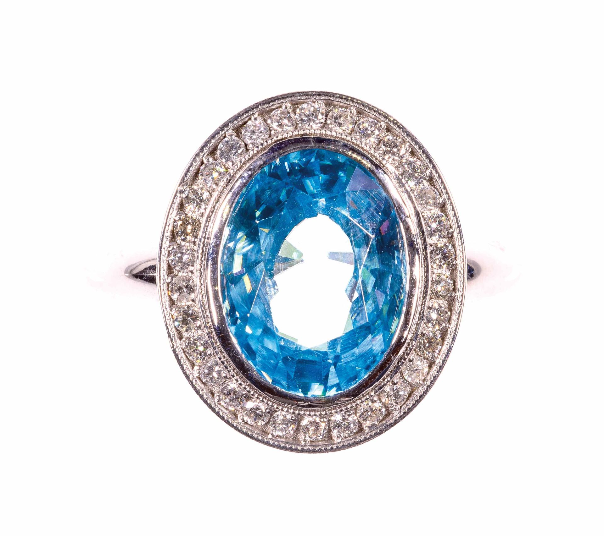 Null 白金戒指，中间是一颗约6.70克拉的椭圆形蓝锆石，用钻石镶嵌 - 毛重：8.5克