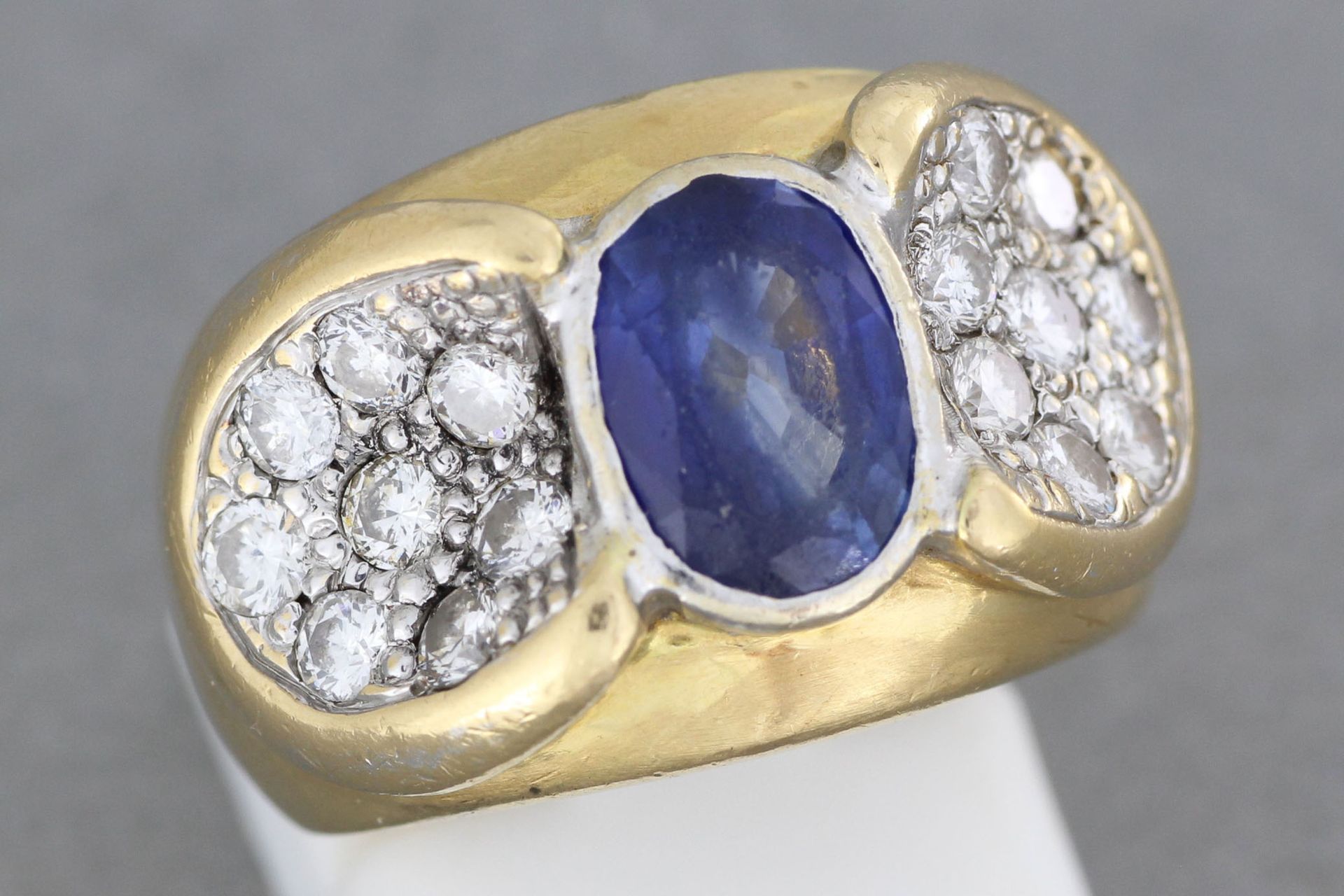 Null 镶嵌一颗蓝宝石和两颗密镶钻石的金戒指 - 毛重：13.1克